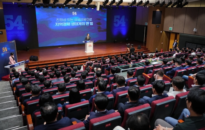 BNK경남은행 예경탁 은행장이 22일 오후 창원 본점 대강당에서 창립 54주년 기념사를 하고 있다.사진=BNK경남은행