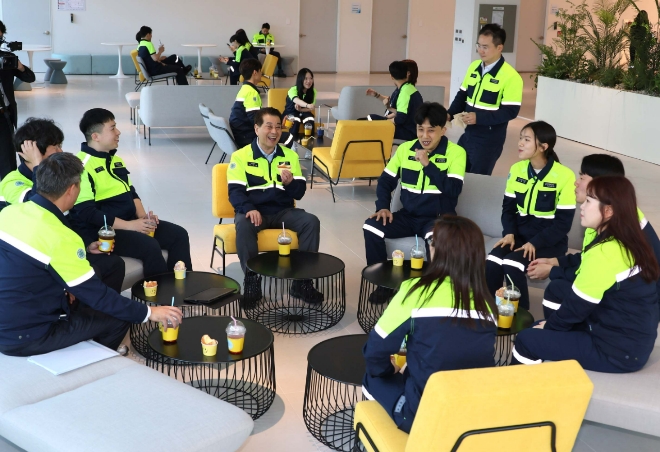 장인화 포스코그룹 회장(정면 가운데)이 지난 21일 세종에 위치한 포스코퓨처엠 에너지소재연구소와 천연흑연음극재 공장을 점검하고 직원들과 간담회를 갖고 있다. 사진=포스코그룹