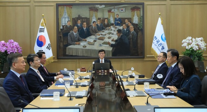 이창용 한국은행 총재(가운데)가 23일 오전 서울 중구 한국은행에서 열린 금융통화위원회 본회의에서 회의를 주재하고 있다. 사진=한국은행