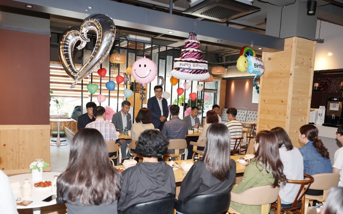 전남 함평군이 ‘직원 생일 축하해요’ 행사를 추진하며 직장 소통분위기 조성을 통해 활기찬 조직문화 만들기에 앞장서고 있다. 사진=함평군