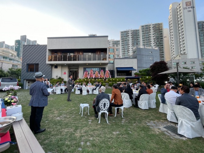 한국-라오스 친선협회 오명환 회장이 기념 축사를 하고 있다.