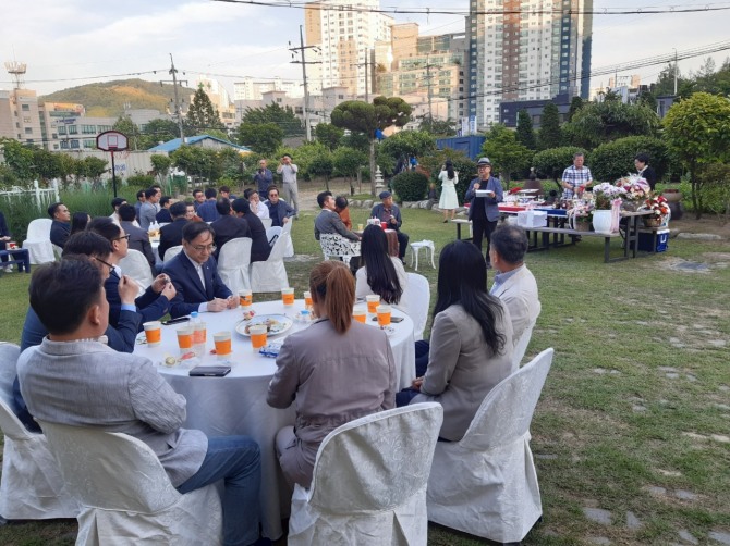 한국-라오스 친선협회가 장석용 고문이 창립 20주년 기념 사회를 보고 있다.