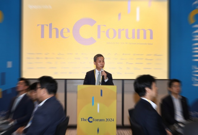 NH투자증권은 국내외 주요 기관투자가 대상 'THE C FORUM'을 23일 개최한다고 밝혔다. 윤병운 NH투자증권 사장이 페어몬트 앰버서더 서울 호텔에서 열린 「THE C FORUM」에서 환영사를 하고 있다.  사진=NH투자증권