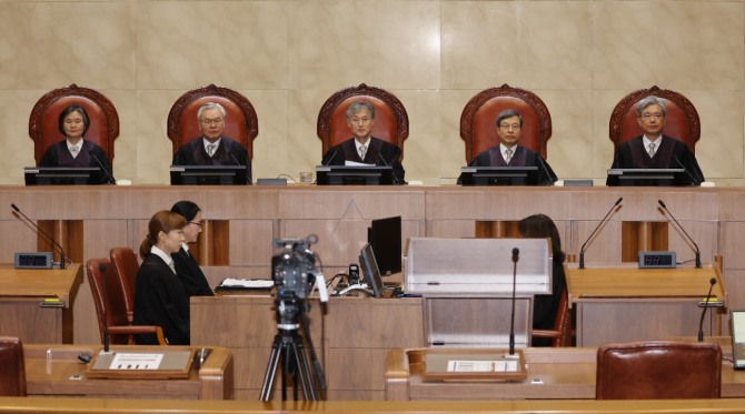 조희대(가운데) 대법원장 등 대법관들이 23일 서울 서초구 대법원 대법정에서 열린 전원합의체 선고에서 자리에 앉아 있다. 사진=연합뉴스 