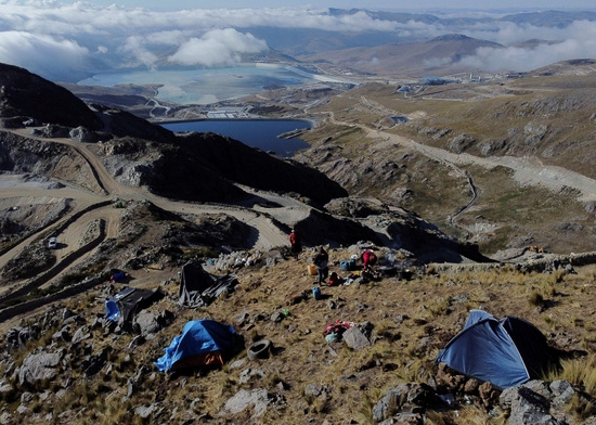 페루 아푸리막에서 조상의 땅이라고 부르는 땅을 공동체에 돌려달라고 요구하는 항의의 일환으로 라스 밤바스 구리 광산 근처에 있는 우안퀴레 캠프의 원주민 공동체 구성원들. 사진=로이터