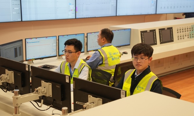 중국이 세계 최초 소형 모듈형 원자로(SMR)로 알려진 링롱 1호의 주 제어실(사진)을 완공하고 시운전을 시작한다.  사진=하이난 원자력 회사/글로벌타임스