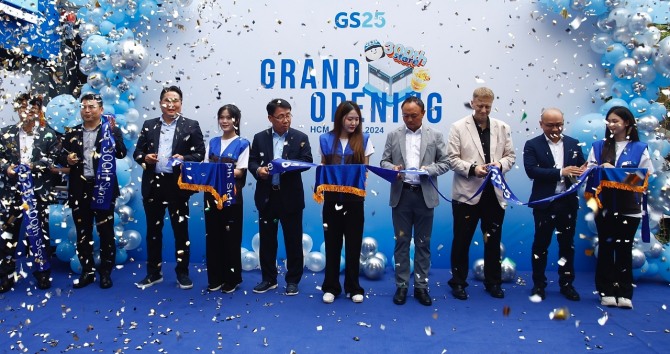GS25 관계자와 내빈들이 베트남 300번째 매장 오픈을 위해 리본 커팅을 하고 있다. 사진=GS25