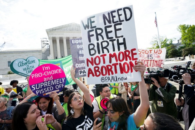지난달 24일 미국 워싱턴DC 대법원에서 낙태권 지지자와 낙태 반대 운동가들이, 대법관들이 공화당이 지지하는 아이다호주의 의료 응급 상황에서의 낙태 전면 금지 법안의 합법성에 대한 변론을 하고 있는 가운데 법원 밖에서 시위를 벌이고 있다.  사진=로이터