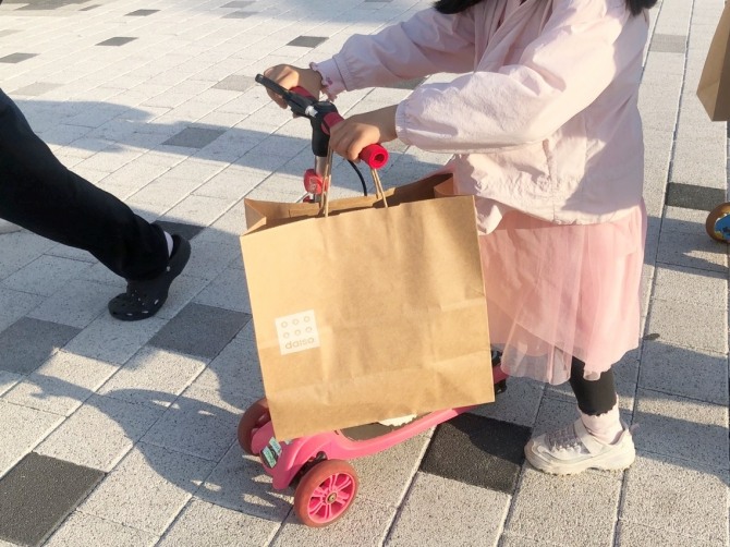 올리브영과 다이소가 대한민국 50대 브랜드에 이름을 올렸다. 사진은 초등학생이 다이소에서 구매한 제품을 종이봉투에 담아 들고 가는 모습이다. / 사진=김수식 기자
