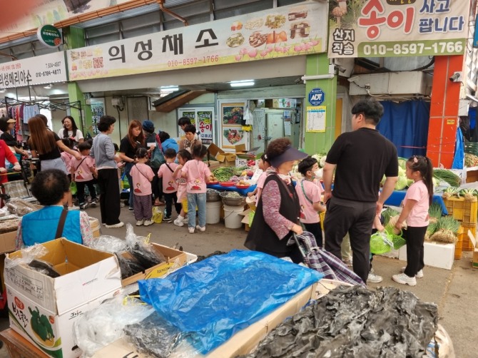 어린이 전통시장 장보기 체험행사. 사진=의성군