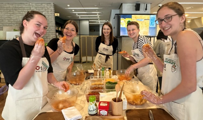 샘표가 지난 23일 미국 조지아대학교 학생들과 함께 한국 음식을 만드는 쿠킹클래스를 열었다. / 사진=샘표