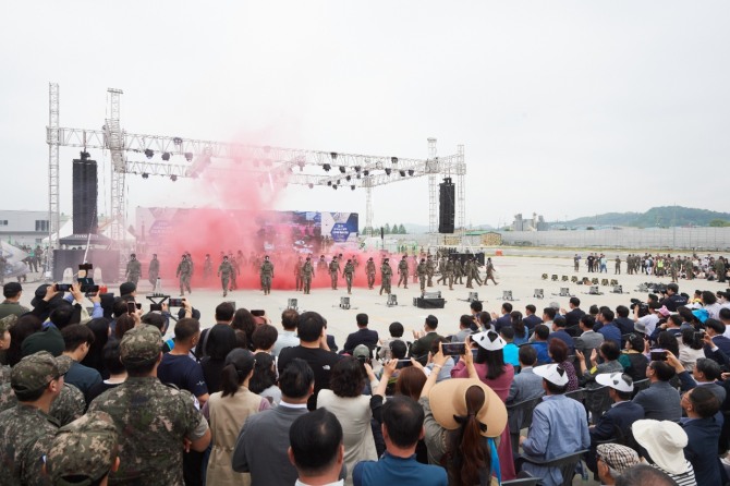 양주시가 육군 지상작전사령부와 공동 주최한 ‘2024 양주시 x 지작사 드론봇 페스티벌’첫날부터 관객들로 인산인해를 이뤘다. 사진=양주시