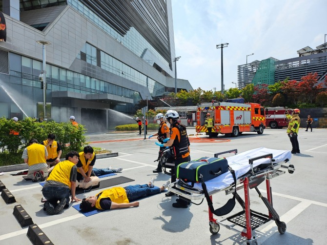 동서발전 임직원 및 울산중부소방서 관계자들이 합동 화재 대응훈련 중 응급구조하고 있다.  /사진=동서발전