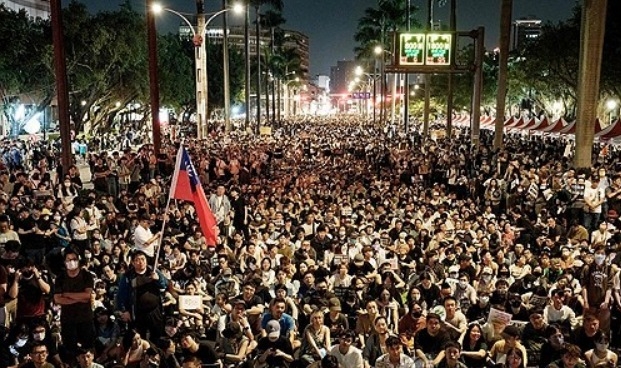 시위대가 2024년 5월 24일 대만 국회 앞에서 국회개혁법안 표결을 앞두고 주요 야당인 국민당과 대만민중당의 국회 권한 확대 계획에 반대해 도로를 점거하고 시위를 벌이고 있다.     사진=AFP/연합뉴스