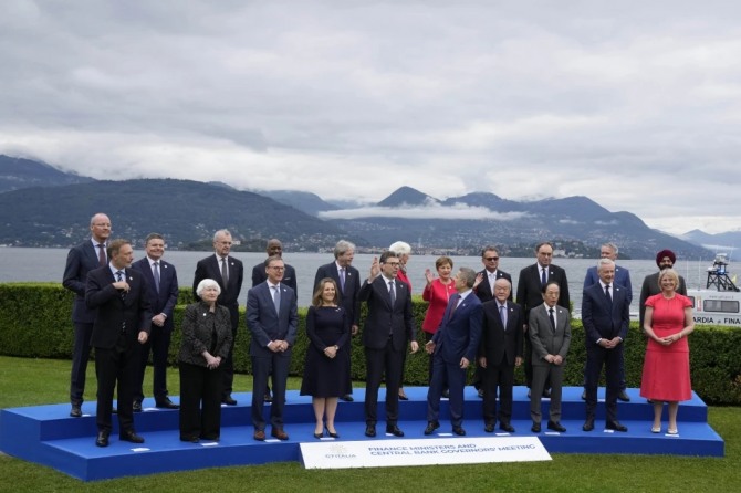 주요 7개국(G7) 재무부 장관과 중앙은행 총재들이 25일(현지시각) 이탈리아 북부 스테레사에서 열린 회의에서 기념 촬영을 하고 있다. 사진=AP/연합뉴스