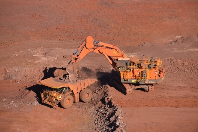 포스코가 투자한 호주 로이힐 광산에서 초대형 굴삭기가 철광석 원광을 채광해 리지드 덤프트럭에 싣고 있다. 사진=로이힐