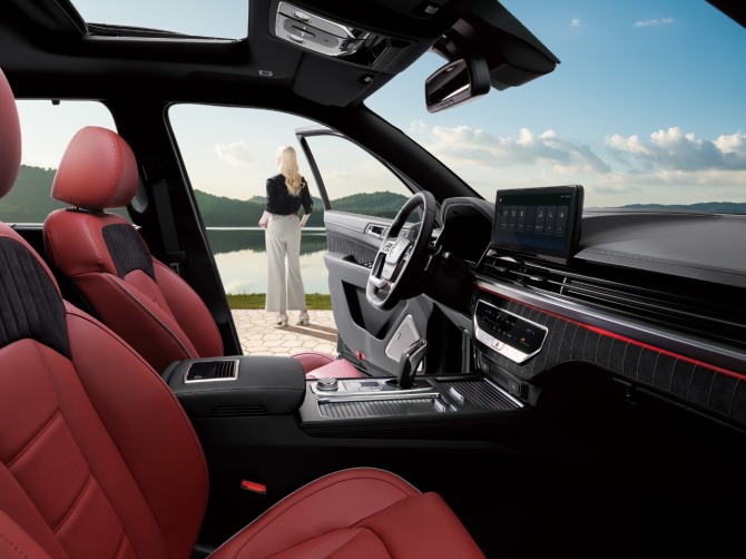 렉스턴 뉴 아레나 마룬레드 인테리어. 사진=KGM