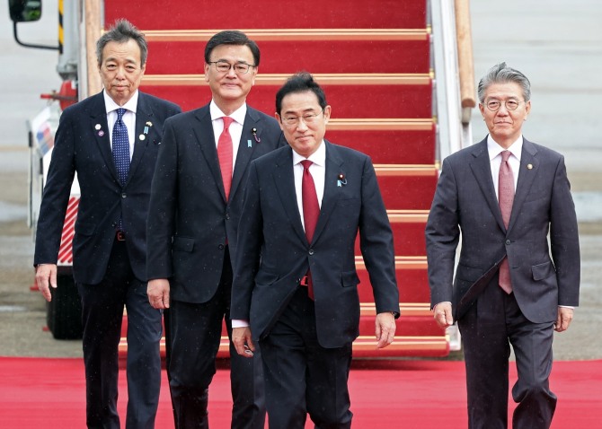 한일중 정상회의에 참석하는 기시다 후미오 일본 총리가 26일 오후 성남 서울공항에 도착하고 있다.  사진=뉴시스