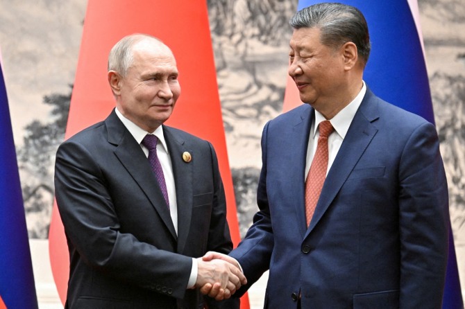 시진핑 중국 국가주석(오른쪽)이 지난 16일 중국 베이징에서 열린 회담에서 블라디미르 푸틴 러시아 대통령과 악수하고 있다.  사진=로이터 