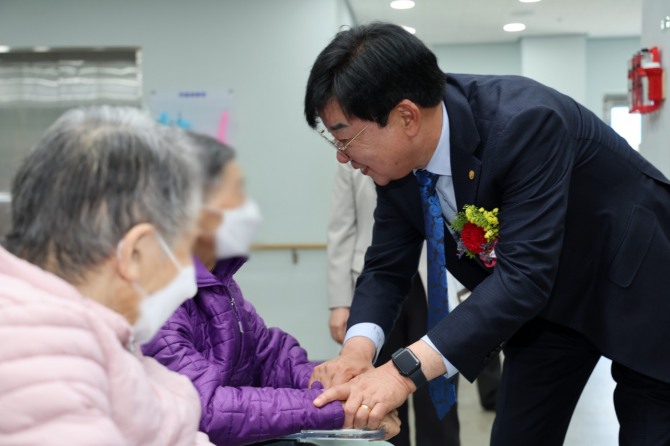 장흥군은 인구고령화와 노인치매에 적극적으로 대처하기 위해 ‘치매전담형 노인요양시설’을 개원해 운영하고 있다. 사진=장흥군