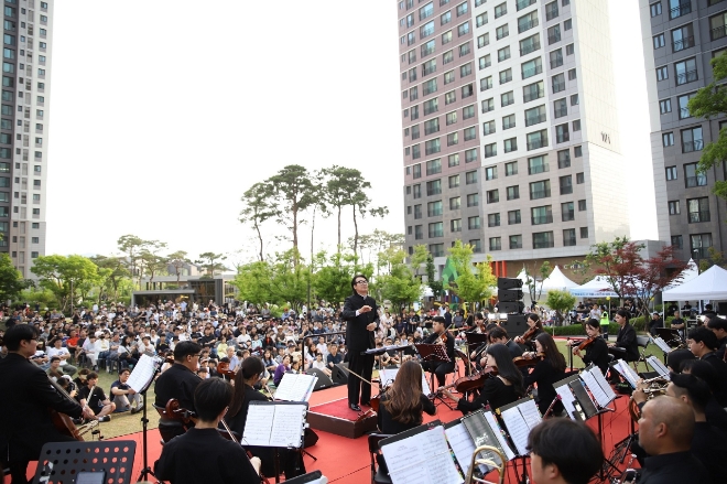 웨스턴 심포니 오케스트라의 연주. 사진=대우건설