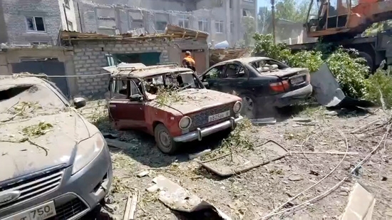 지난 20일 공개된 비디오의 스틸 이미지에서 러시아가 통제하는 우크라이나 루한스크 지역의 유빌레이니 정착촌에서 러시아가 설치한 현지 당국이 우크라이나 군사 공격이라고 부른 후 파괴된 건물과 자동차 모습. 사진=로이터