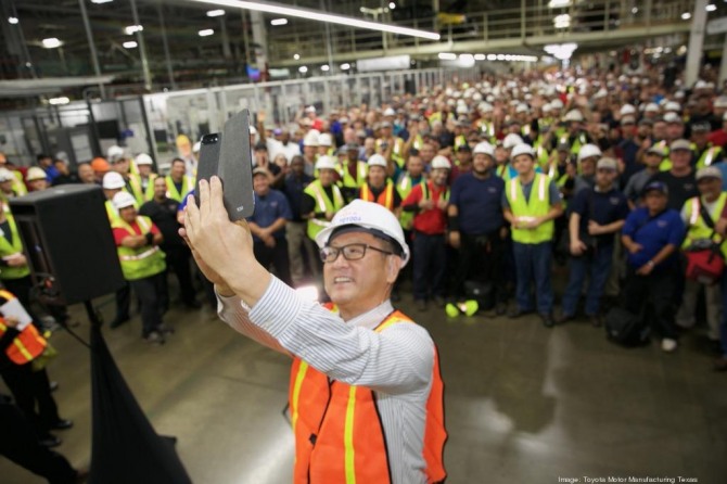 도요다 아키오 회장이 미국 샌안토니오 공장을 방문하여 직원들과 함께 단체 셀카를 찍고 있다. 사진=토요타