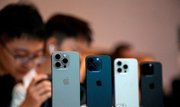 2023년 9월 22일, 중국 상하이의 애플 매장에서 사람들이 새로운 아이폰 15 프로를 보고 있다. 사진=로이터/연합뉴스
