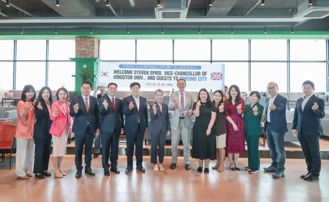 시흥시는 지난 28일 거북섬 일대에서 영국 킹스턴 대학교 방문단과 오찬 간담회와 현장 투어를 진행했다. 사진=시흥시