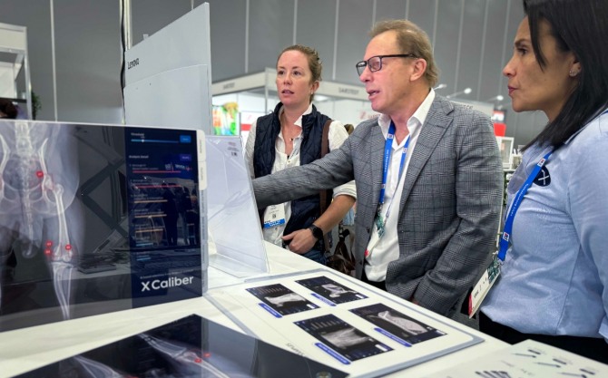 호주 시장 유통 파트너사인 ATX의 로저 데이비스 CEO(사진 가운데)가 28일 호주 최대 수의학회 행사인 AVA 컨퍼런스에서 참가 수의사에게 '엑스칼리버'를 소개하는 모습. 사진=SK텔레콤