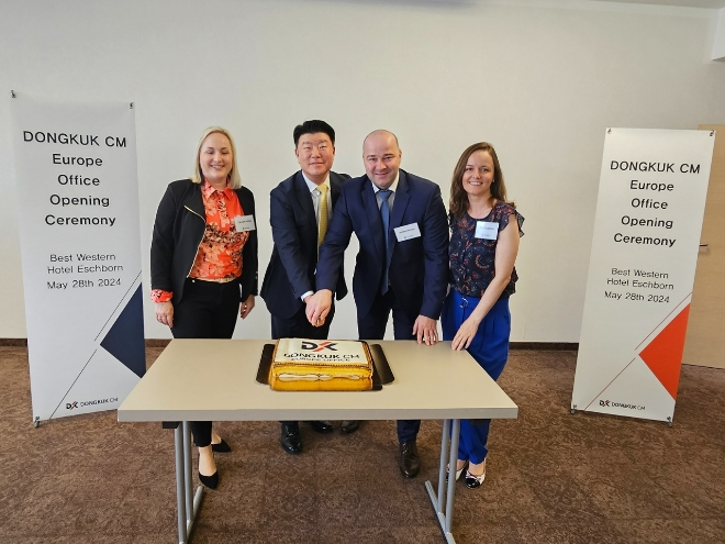 이현식 동국씨엠 영업총괄 전무(왼쪽에서 두 번째) 등 참석자들이 지난 28일(현지 시각) 독일 프랑크푸르트 에쉬본에서 가진 ‘동국씨엠 유럽 지사 개소식’에서 개소 기념떡을 커팅하고 있다. 사진=동국씨엠 