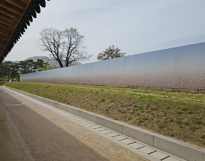 서울시 경복궁 영훈당 권역 복원공사 현장에 설치된 포스아트 아트펜스. 사진=포스코