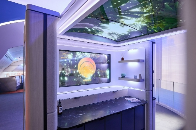 보잉, LG디스플레이, LIG넥스원 3사는 28일(현지시각)부터 30일까지 독일 함부르크에서 진행되는 ‘항공기 인테리어 엑스포 2024’에서 OLED 패널을 적용한 협업 스마트 캐빈 기술을 선보였다. 전시회장 내 보잉 부스에 마련된 스마트 캐빈 코너에 커브드 및 대형 OLED 패널이 설치되어 있다. 사진=보잉‧LG디스플레이‧LIG넥스원