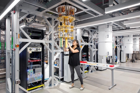  미국 뉴욕 요크타운 하이츠에 있는 IBM Quantum 연구소에서 한 연구원이 양자 컴퓨터 작업을 하고 있다. 사진=로이터