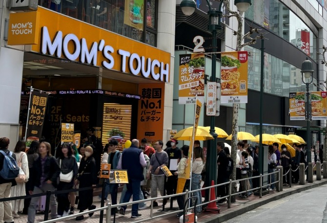  ‘시부야 맘스터치’가 일본에 진출한 한국 기업으로는 최초로 누적 고객 10만 명을 달성했다.  /사진=맘스터치