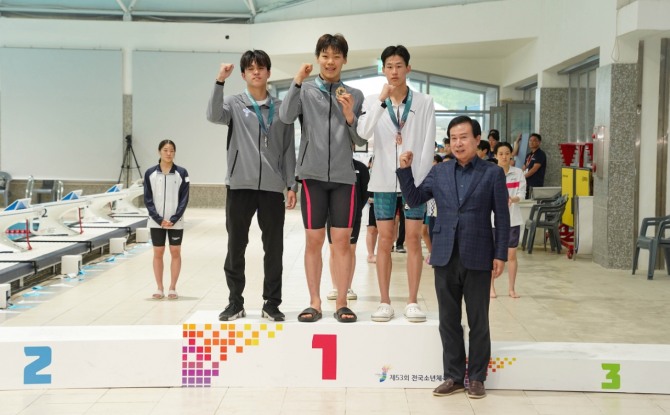 제53회 전국소년체전이 성황리에 마무리된 가운데, 박홍률 목포시장이 수영선수들에게 메달을 수여했다.사진=목포시