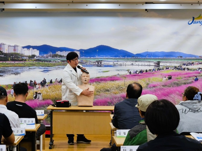 장성군이 최근 보건소 고혈압 당뇨센터와 장성읍 행정복지센터에서 ‘심폐소생술 및 응급처치법’을 교육했다. 사진=장성군