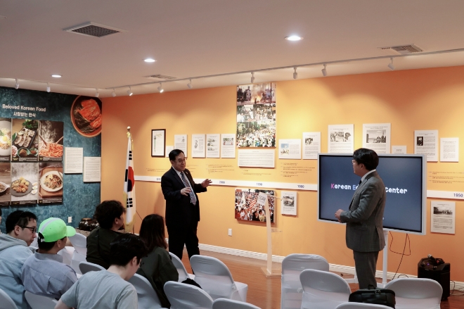 정훈(왼쪽) 학교안전공제중앙회 이사장이 지난 8일 미국 LA 한국교육원을 방문해 국외체험연수단과 현지 관계자들을 대상으로 강연하고 있다.사진=학교안전공제중앙회 