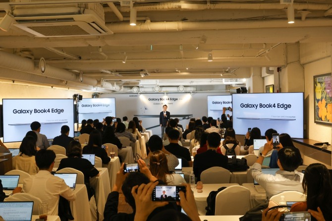 삼성전자가 30일 갤럭시북4 엣지 미디어브리핑 행사를 통해 제품을 설명하고 있다. 사진=삼성전자