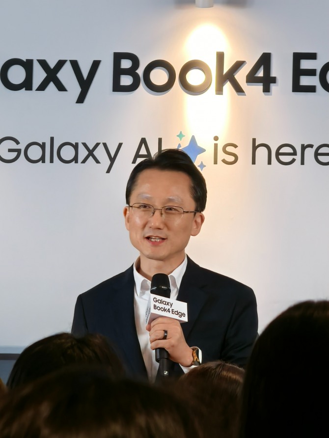 박준호 삼성전자 MX사업부 갤럭시 에코 상품기획팀장(상무)가 갤럭시북4 엣지 제품에 대해 설명하고 있다. 사진=장용석 기자