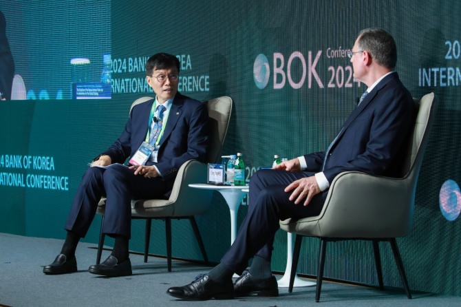 31일 오전 서울 중구 한국은행에서 열린 'BOK 국제컨퍼런스'에서 이창용 한국은행 총재와 토마스 요르단 스위스 중앙은행 총재가 대담을 나누고 있다. 사진=한국은행
