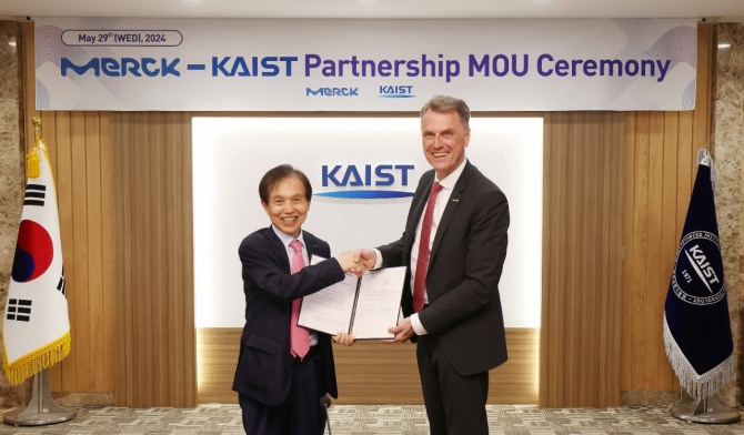 KAIST가 29일 오후 대전 본원에서 머크 라이프사이언스사와 글로벌 바이오산업 선도 위한 업무협약 체결했다. (왼쪽부터) 이광형 KAIST 총장과 마티아스 하인젤 머크사 CEO. 사진=KAIST