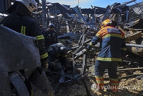 우크라이나 하르키우의 한 마트가 러시아의 폭격으로 폐허가 되었다. 사진=EPA/연합뉴스