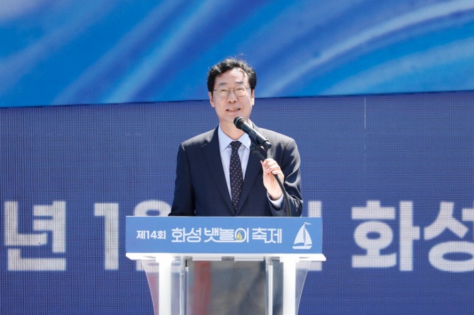 정명근 화성시장이 ‘뱃놀이 축제’개회사에서 인사말을 하고 있다. 사진=화성시