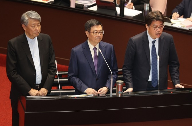 중국은 대만산 134개 품목의 관세를 복원한다고 밝혔다. 사진은 줘룽타이 대만 행정원장이 입법원 정책 연설을 하고 있다.