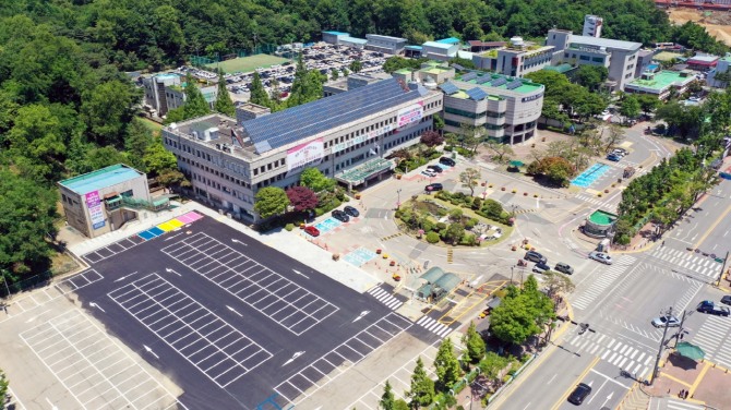안산시는 지난 4월부터 6월 2일까지 시청 민원동 부설주차장 재정비 공사를 진행, 노면 보수 및 전체 주차구획선 도색 등 작업을 마무리하고 3일부터 정식 개방에 들어간다. 사진=안산시