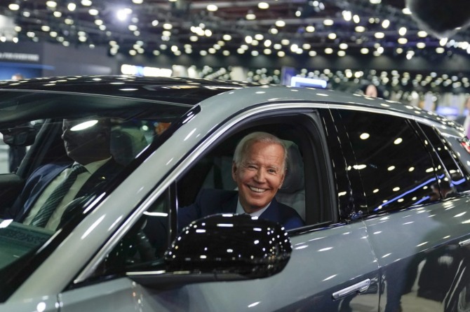 조 바이든 미국 대통령이 지난 2022년 9월 14일(현지시각) 미국 디트로이트시에서 열린 오토쇼에서 전기차 캐딜락 리릭에 시승해 포즈를 취하고 있다. 사진=AP/연합뉴스.