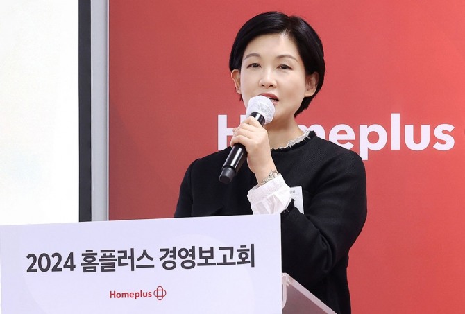 조주연 홈플러스 사장이 지난 4월 8일 서울 등촌동 홈플러스 본사에서 진행된 ‘2024 홈플러스 경영보고회’에서 2024 홈플러스 비전을 발표하고 있다. / 사진=홈플러스