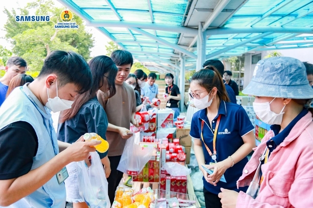 삼성전자가 개최한 '근로자 감사, 베트남 최초 감사 마켓' 프로그램에 근로자들이 물건을 살펴보고 있다.