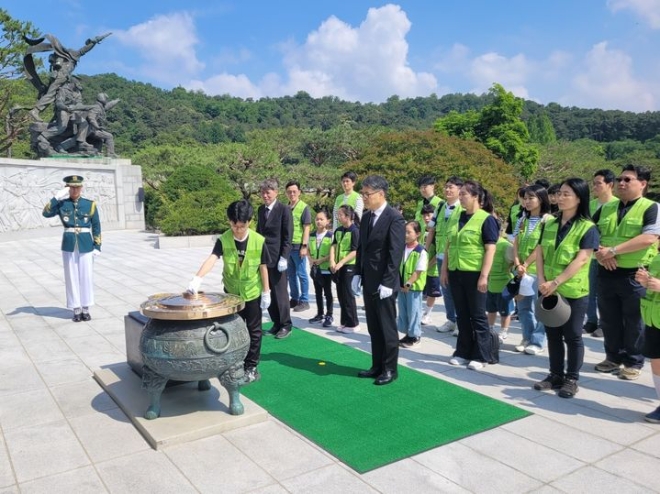  현대엔지니어링 임직원 및 임직원 가족이 지난 1일 국립서울현충원을 참배하고 있다. 사진=현대엔지니어링